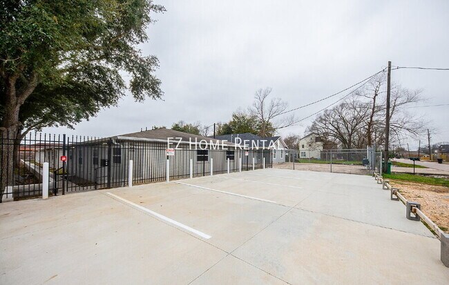 Building Photo - 5040 Mallow St