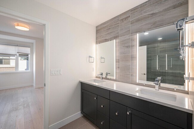 Building Photo - Spacious 3-Bedroom Townhome in the Heart o...