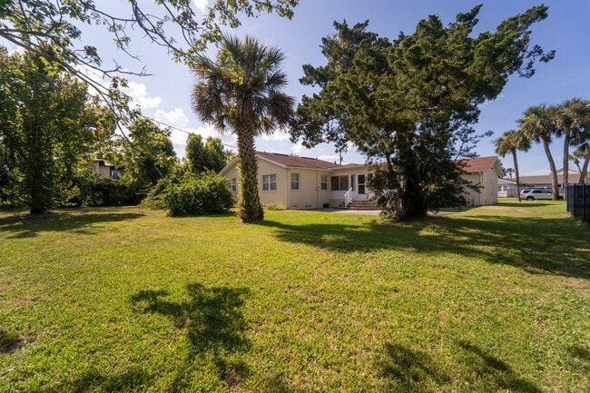 Building Photo - Davis Shore 4/2 Single Family Home