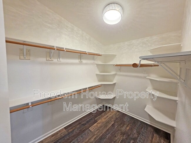 Building Photo - 3630 E Vineyard Dr N