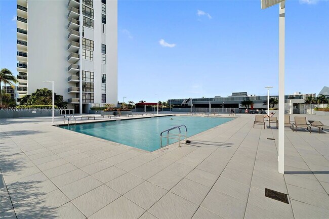 Building Photo - 3675 N Country Club Dr