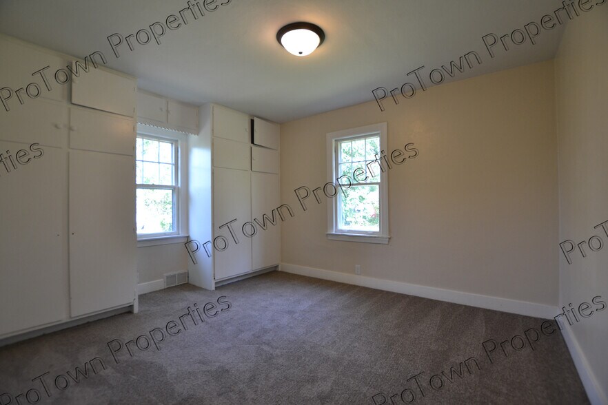 Building Photo - 509 W Oak Ave