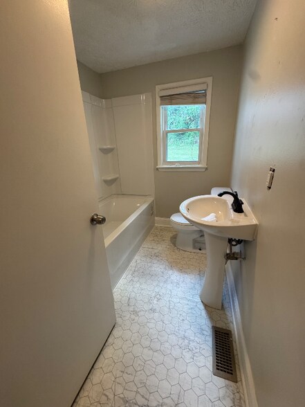 Building Photo - 401 Hollingsworth Cir