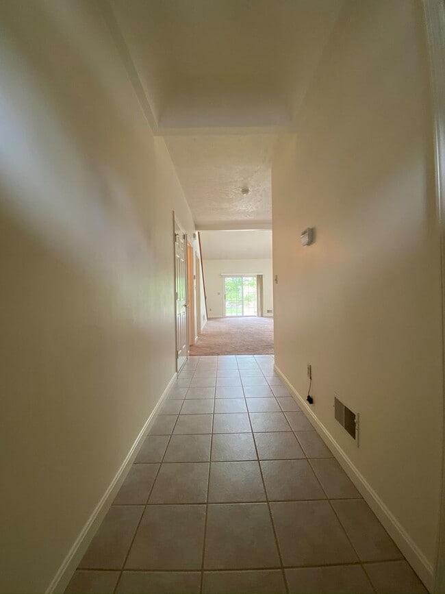 Building Photo - 106 Amber Ln