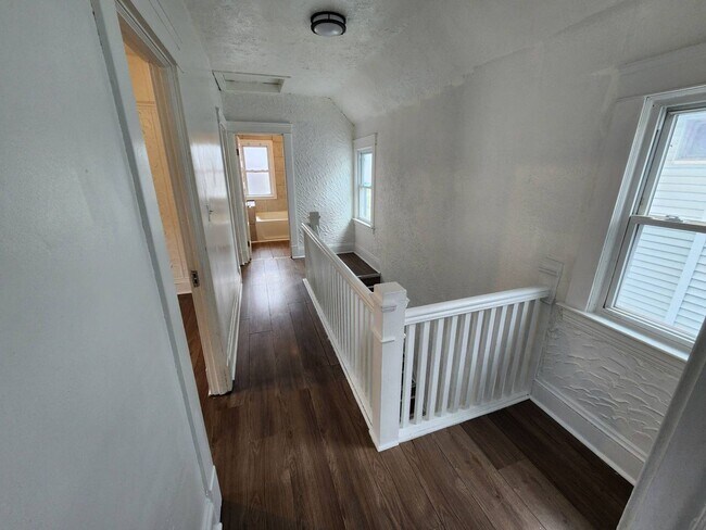 Building Photo - Charming 3-Bedroom Property in Prime Location