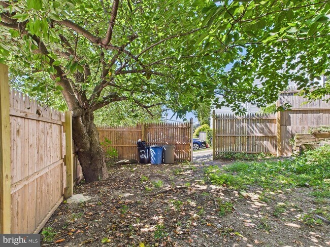 Building Photo - Great Townhouse w/ 2 Bedrooms, 1.5 Baths, ...