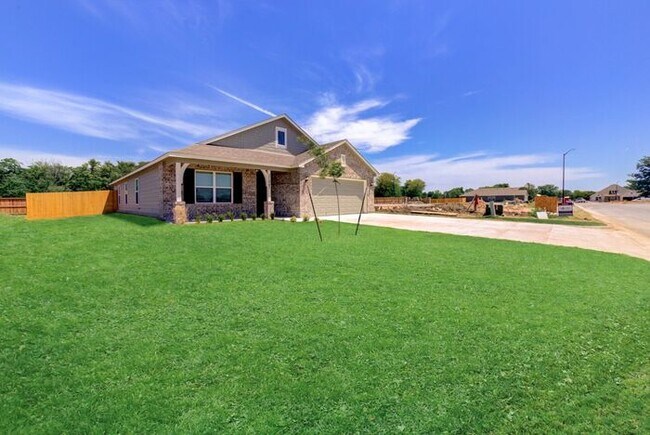 Building Photo - $2,199/mo | 4 Bed, 2.5 Bath | MOVE IN SPECIAL