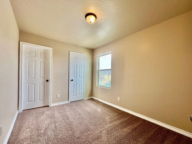 Building Photo - 3 bed 2 bath townhome near I35 and 1604