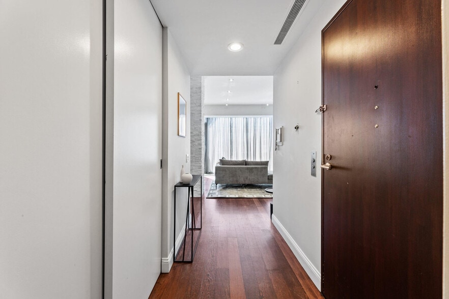 Building Photo - 519 W 23rd St