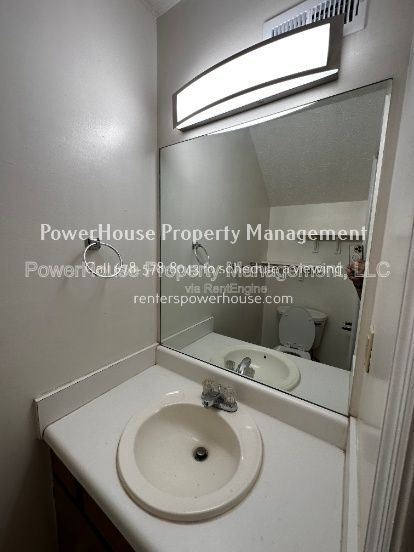 Building Photo - 504 Oakwood Ct