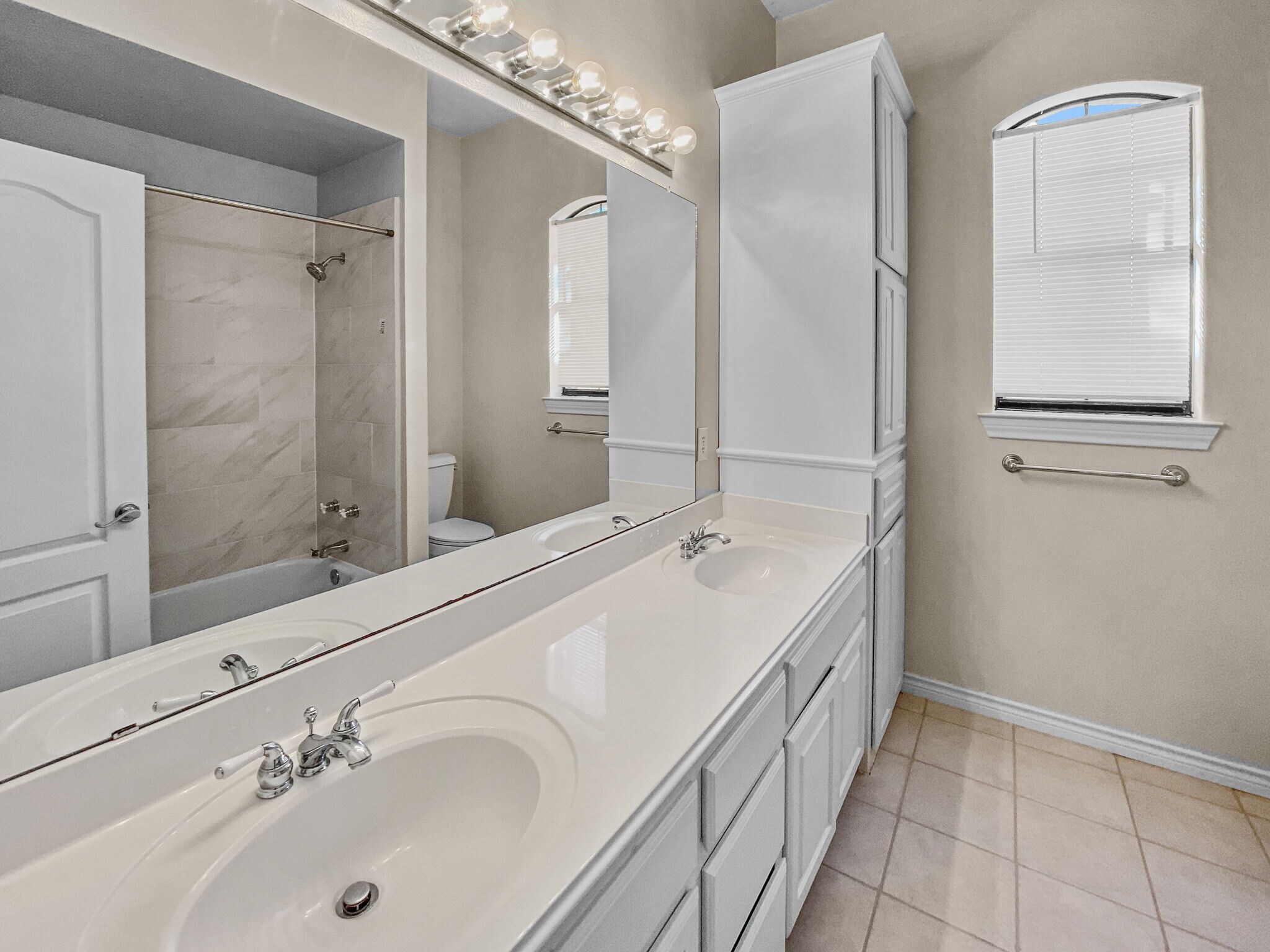 Guest bathroom. - 1314 Creekwood Dr