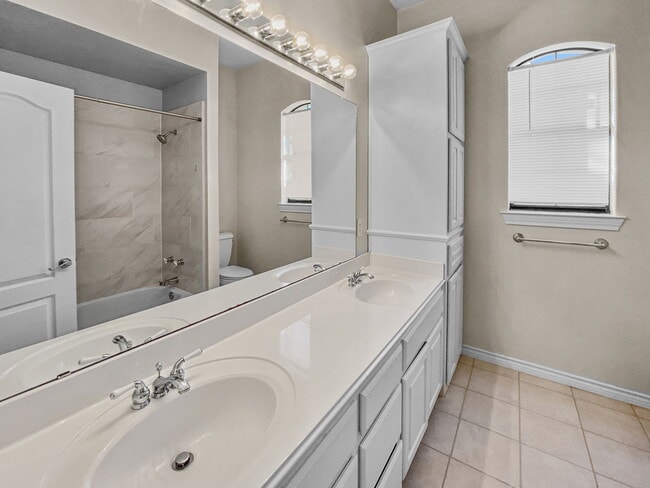 Guest bathroom. - 1314 Creekwood Dr