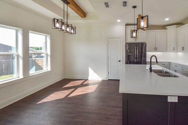 Building Photo - Tour Today! Stunning 4 Bedroom 2 Bath in W...