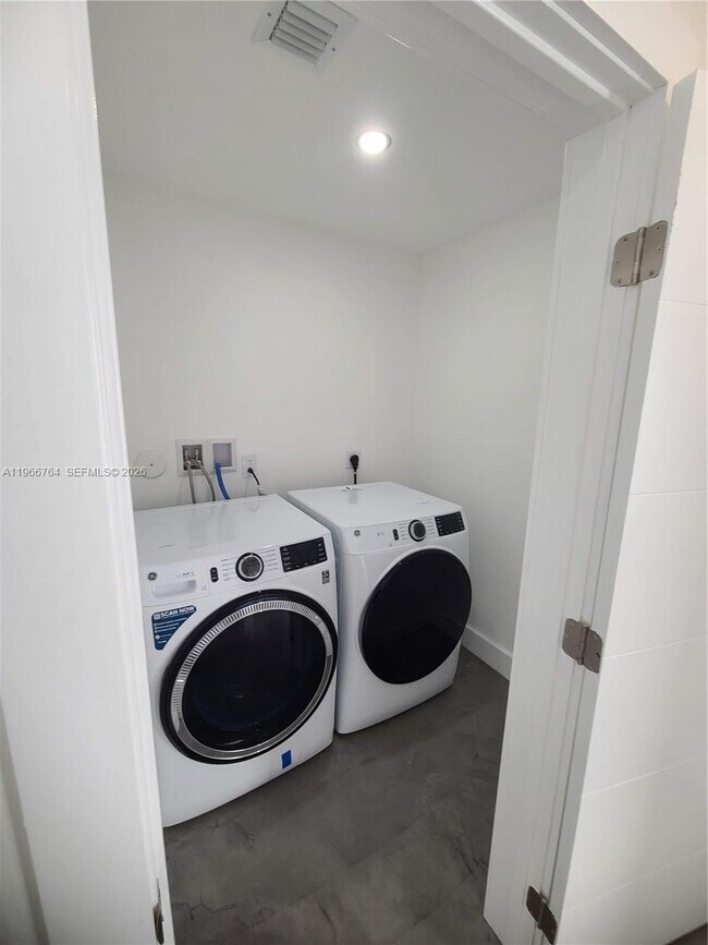 Building Photo - 825 Michigan Ave