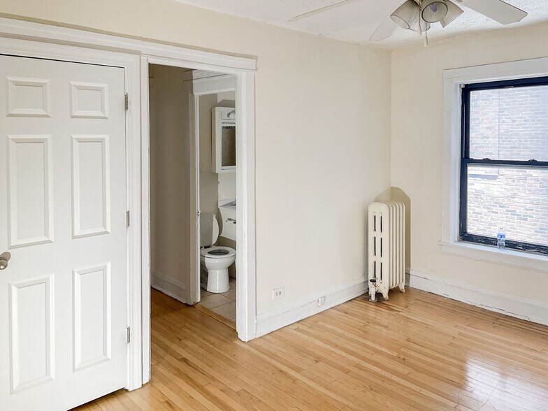 Building Photo - 538 W Cornelia Ave