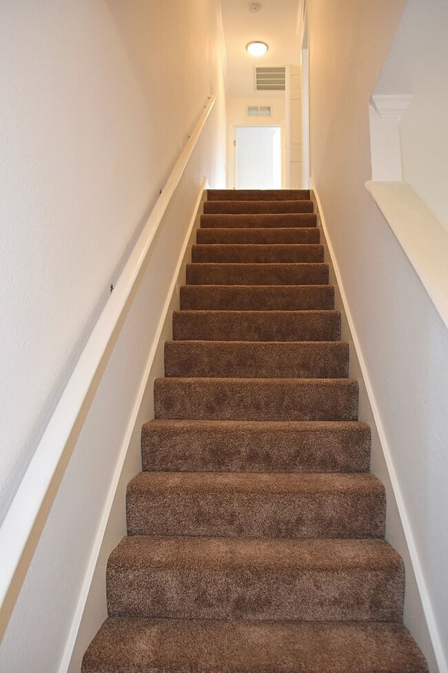 Building Photo - Like NEW 2 Bedroom 2.5 Bath Townhouse in V...