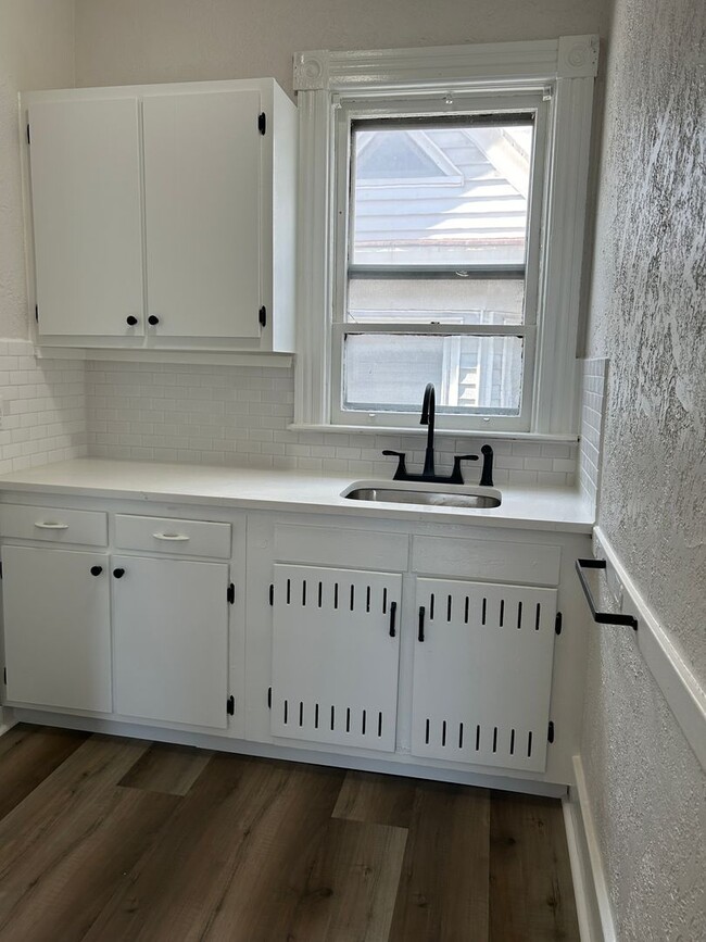 Building Photo - 1 Bedroom, 1 Bathroom with Den on Union St...
