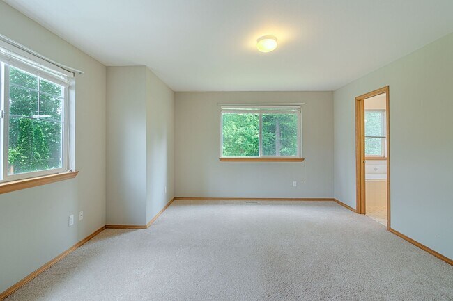 Building Photo - Large Updated 5 Bed SPLIT-LEVEL Kenmore Home!