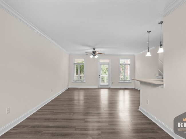 Building Photo - 3 Story Townhome, New Wood Floors, Great W...