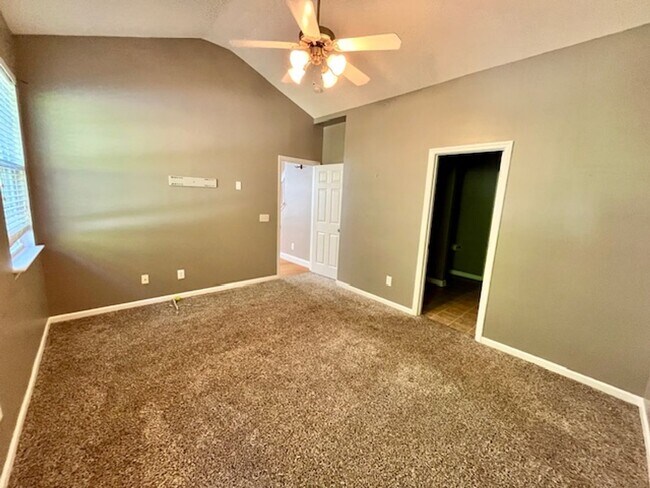 Building Photo - Spacious Move In Ready Townhome on Johns I...