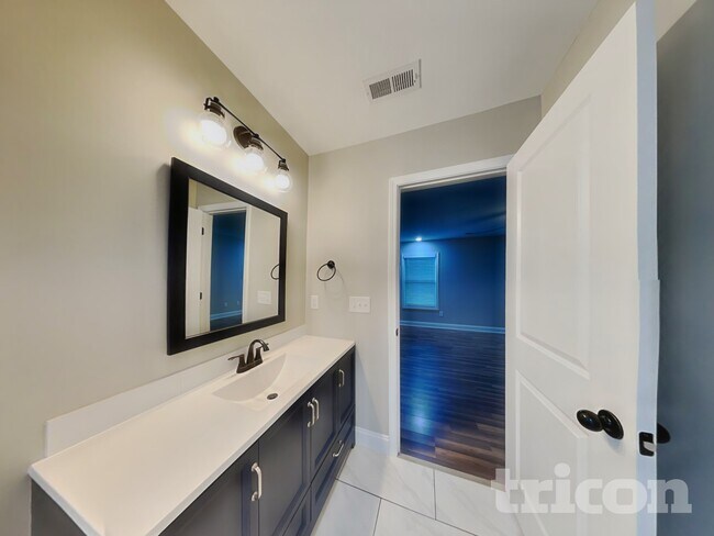 Building Photo - 19 Bloomwood Heights