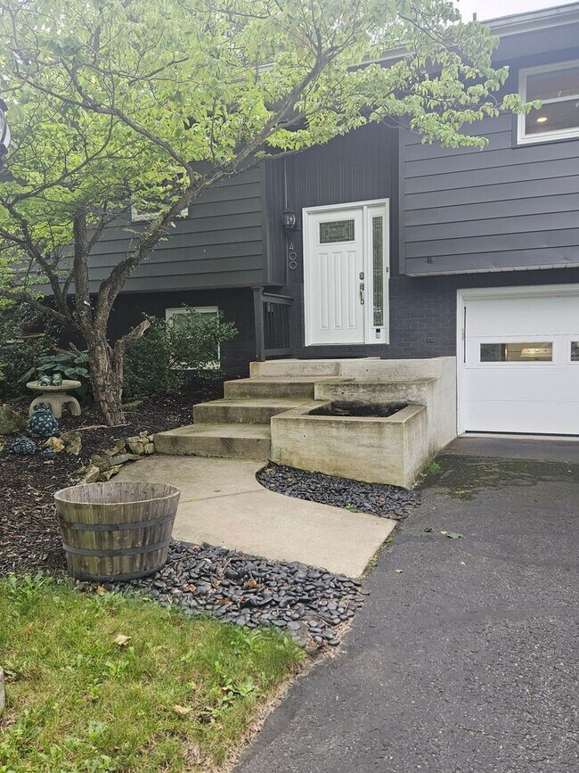 Building Photo - 400 Spring Lea Dr