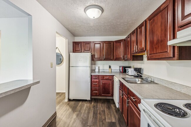 Building Photo - 5556 Broadview Rd
