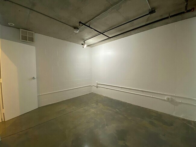 Building Photo - 1130 Flower St