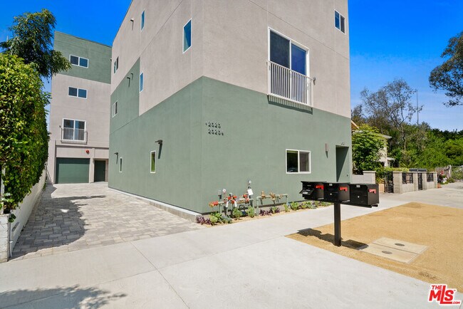 Building Photo - 2521 S Orange Dr