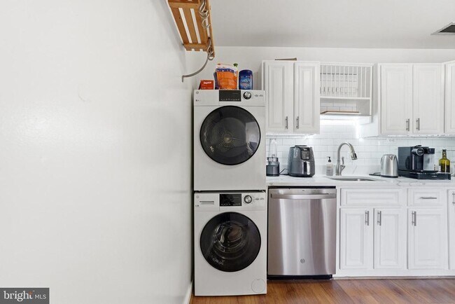 Building Photo - 955 26th St NW