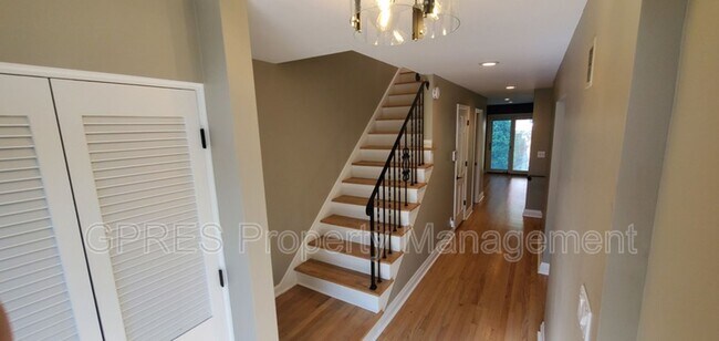 Building Photo - 1404 Barnsdale St