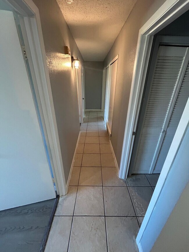 Building Photo - 3734 Clubway Ln