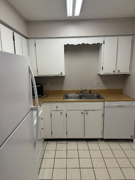 Building Photo - 715 N Golfcrest Rd