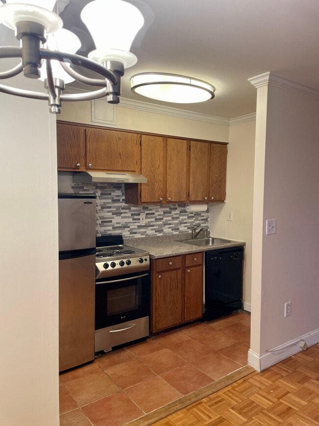 Building Photo - 1111 River Rd