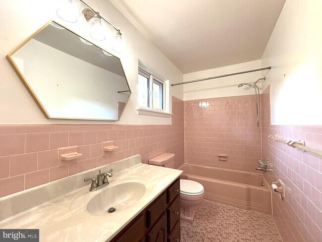 Building Photo - 7107 Tyndale St