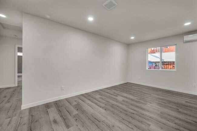 Building Photo - 5842-5840 Denver Ave