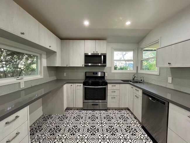 Building Photo - Sherman Oaks 3+2 w/bonus room + upgrades on cul-de-sac lot!