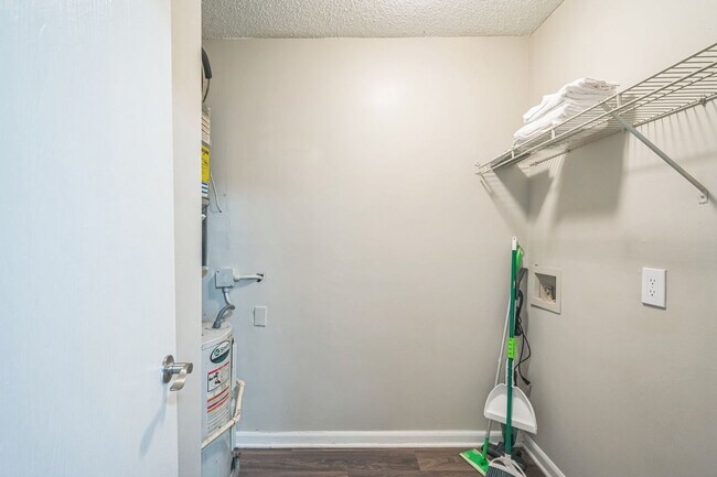 Building Photo - 2430 Kenridge Pkwy