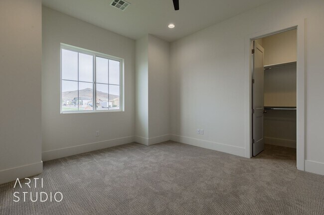 Building Photo - Beautiful Fully Furnished 3 bedroom, 2.5 B...