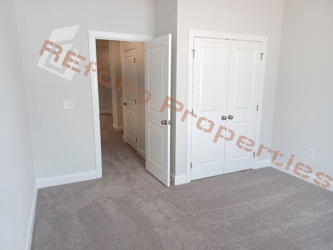 Building Photo - Gorgeous 3 Bedroom, 2.5 Bath,  1-Car Garag...