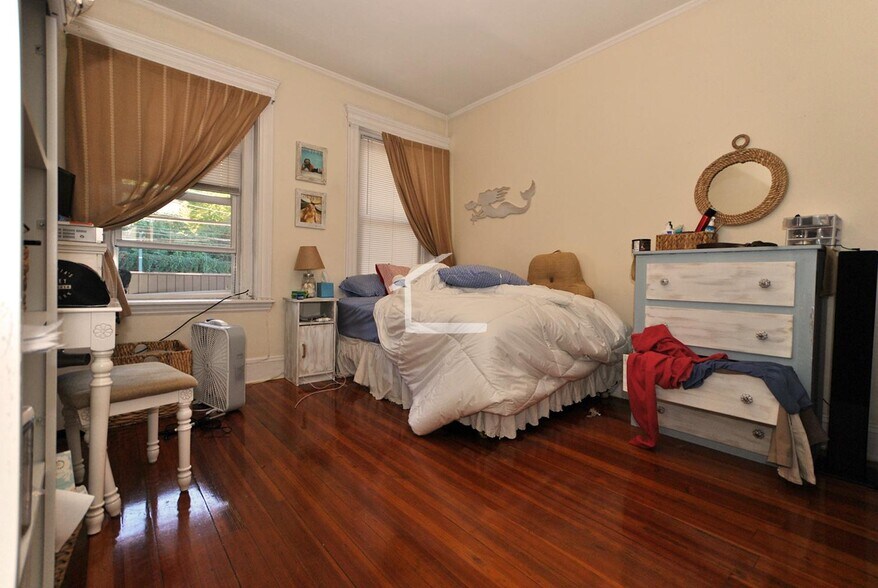 Building Photo - 10 Strathmore Rd