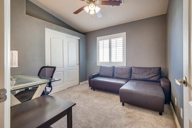 Building Photo - Gated single family home with 4 bed 3 bath...