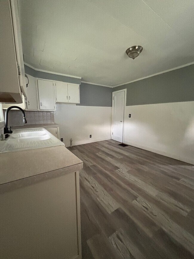Building Photo - 3 Bdrm Newly Renovated