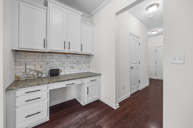 Building Photo - "Spacious 3-Bedroom Townhome with Fireplace, Pergola & Community Pool on Summerlake Drive!"