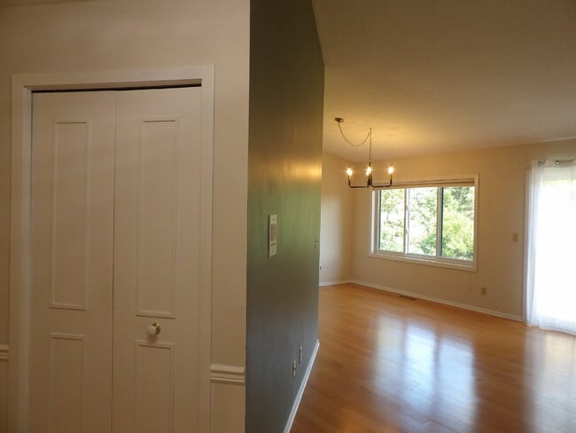 Building Photo - 6095 Courtly Alcove