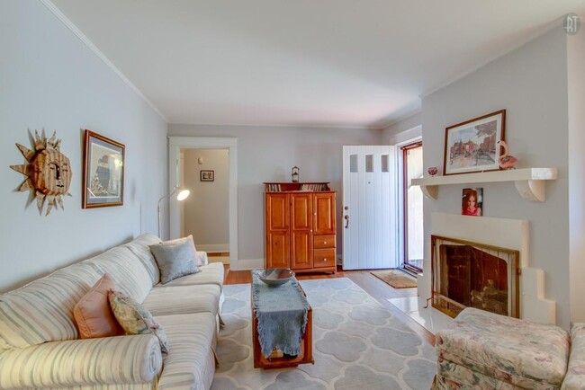 Building Photo - 3 Bed, 1.5 Bath Home with Backyard and Ple...