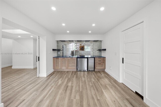 Building Photo - 7520 Hispanola Ave