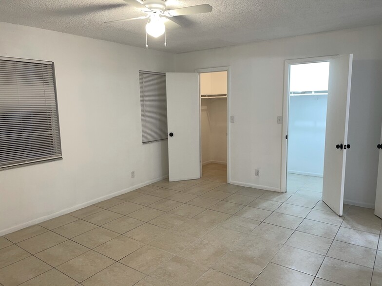 Building Photo - 5953 NW 25th Ct