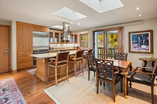 Building Photo - 1020 E Hopkins Ave