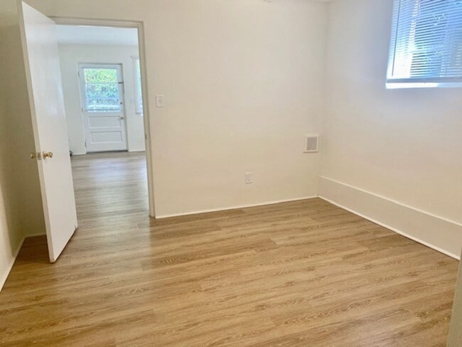 Building Photo - Prime Chapel Hill Location | Updated 1BR f...